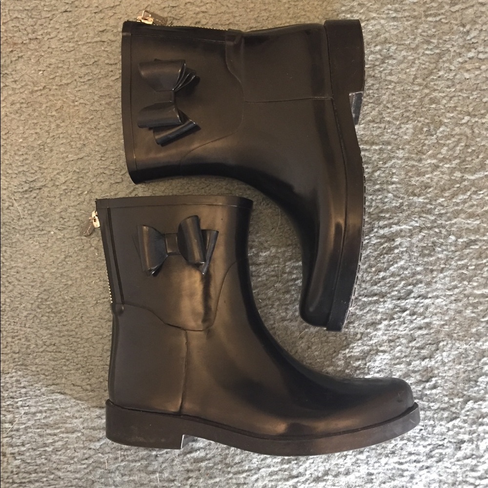 Mid shaft rain boots with bow